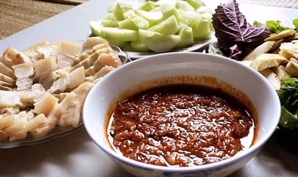 Nhắc đến mắm tép Gia Viễn là nhắc đến một món ngon đậm đà mang đậm nét văn hoá độc đáo vùng cố đô Ninh Bình. Du khách có thể thưởng thức mắm tép với rau luộc, thịt luộc hoặc ăn với cơm nóng cũng khá ngon.