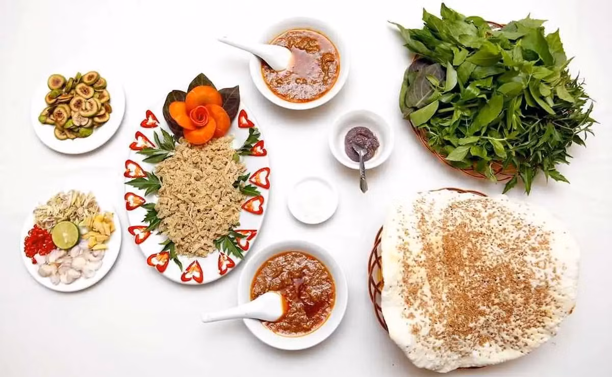 Gỏi cá nhệch là đặc sản độc đáo của Ninh Bình, được chế biến từ những con cá nhệch béo ngậy, dai ngon. Gỏi cá nhệch thường được ăn kèm với bánh đa, rau sống và chấm với nước mắm chua ngọt, tạo nên hương vị chua cay, mặn ngọt hài hòa.