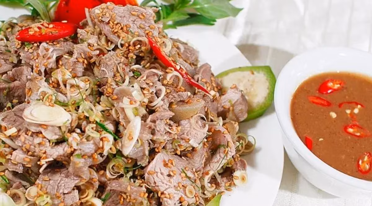 Nằm trong top đặc sản Ninh Bình nhất định phải kể đến món dê núi, được mệnh danh là "vua của các loài thịt" bởi hương vị thơm ngon, chắc ngọt. Thịt dê được chế biến thành nhiều món ăn hấp dẫn như dê nướng, dê tái chanh, dê hầm, lẩu dê,... Mỗi món ăn đều mang một hương vị đặc trưng riêng, khiến du khách say mê.