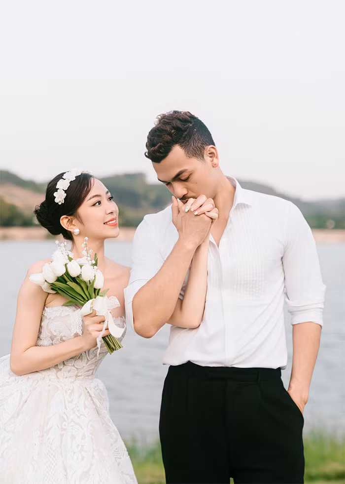 Theo Kim Oanh, chồng cô từng làm việc ở nước ngoài vài năm nên tự lập và không nề hà bất cứ việc gì. “Anh ấy là người đàn ông của gia đình và tự lập. Đó là những đức tính ở người đàn ông mà tôi tìm kiếm. Điều quan trọng nhất là anh ấy thương tôi”, nữ diễn viên chia sẻ. (Ảnh: Tiền phong)
