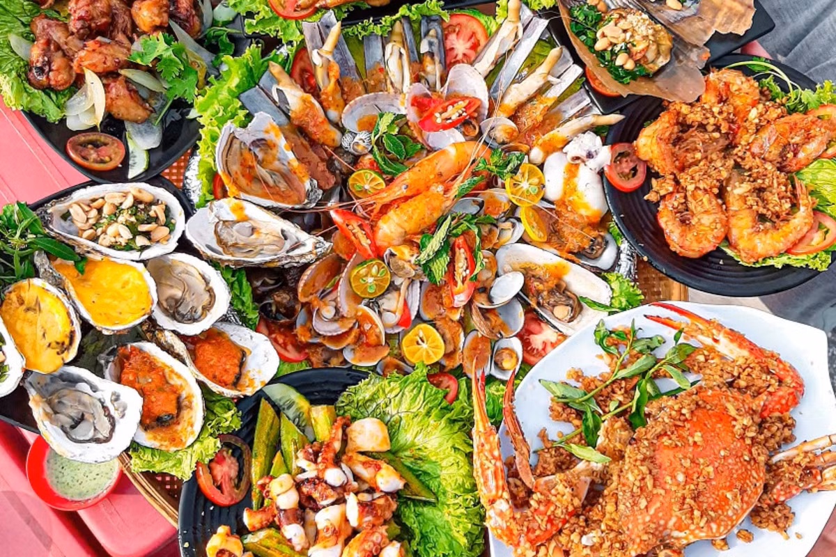 Đến với một vùng đất biển như Mũi Né - Phan Thiết, du khách nhất định không thể bỏ qua những món ăn hải sản. Ngoài các món hải sản dễ kiếm như cá, mực, hàu, sò nghêu,... thì tôm hùm và cua huỳnh đế là hai loại đặc biệt nổi tiếng tại Mũi Né.