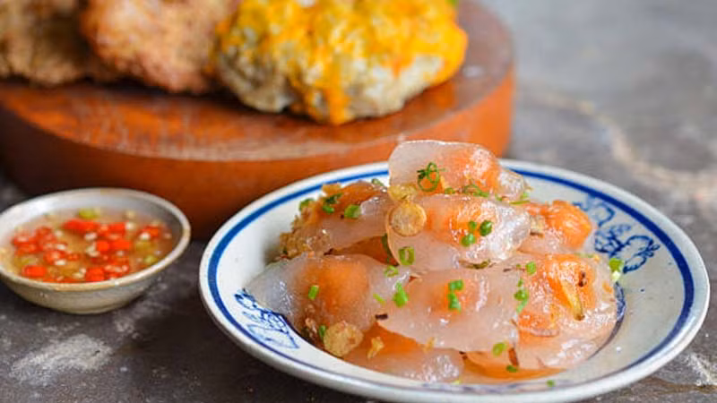  Đặc sản Mũi Né đầu tiên phải kể đến món bánh quai vạc hay còn được gọi là bánh bột lọc, là món ăn thân thuộc của người dân nơi đây. Bánh được làm từ bột lọc, nhân bên trong là tép ram mặn vừa ăn. Bánh ăn kèm với một ít mỡ hành và nước mắm được pha kẹo.