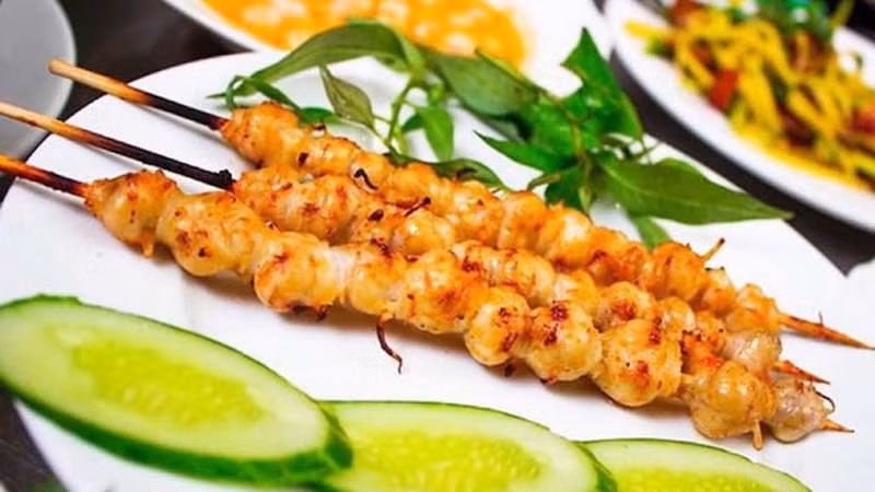 Răng mực nướng cũng là món ăn đặc sản Mũi Né. Món được tẩm ướp gia vị thơm ngon và đem nướng trên bếp than ửng hồng. Răng mực dai giòn, được ăn kèm cùng rau răm rất vui miệng. Khi ăn món này, dân vùng biển thường uống kèm bia.