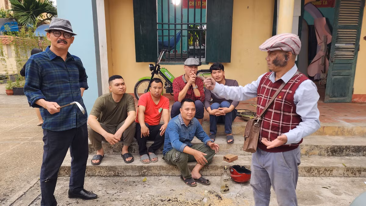 Trần Bình Trọng bận rộn quay hình cuối năm. Ảnh: FB Bình Trọng