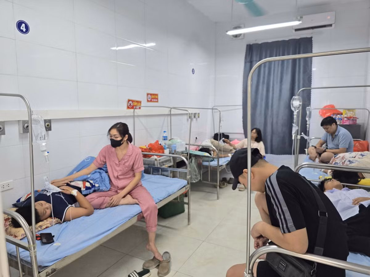 Tình trạng sức khỏe của 25 học sinh nghi ngộ độc nước ngọt Tinh trang suc khoe cua 25 hoc sinh nghi ngo doc nuoc ngot
