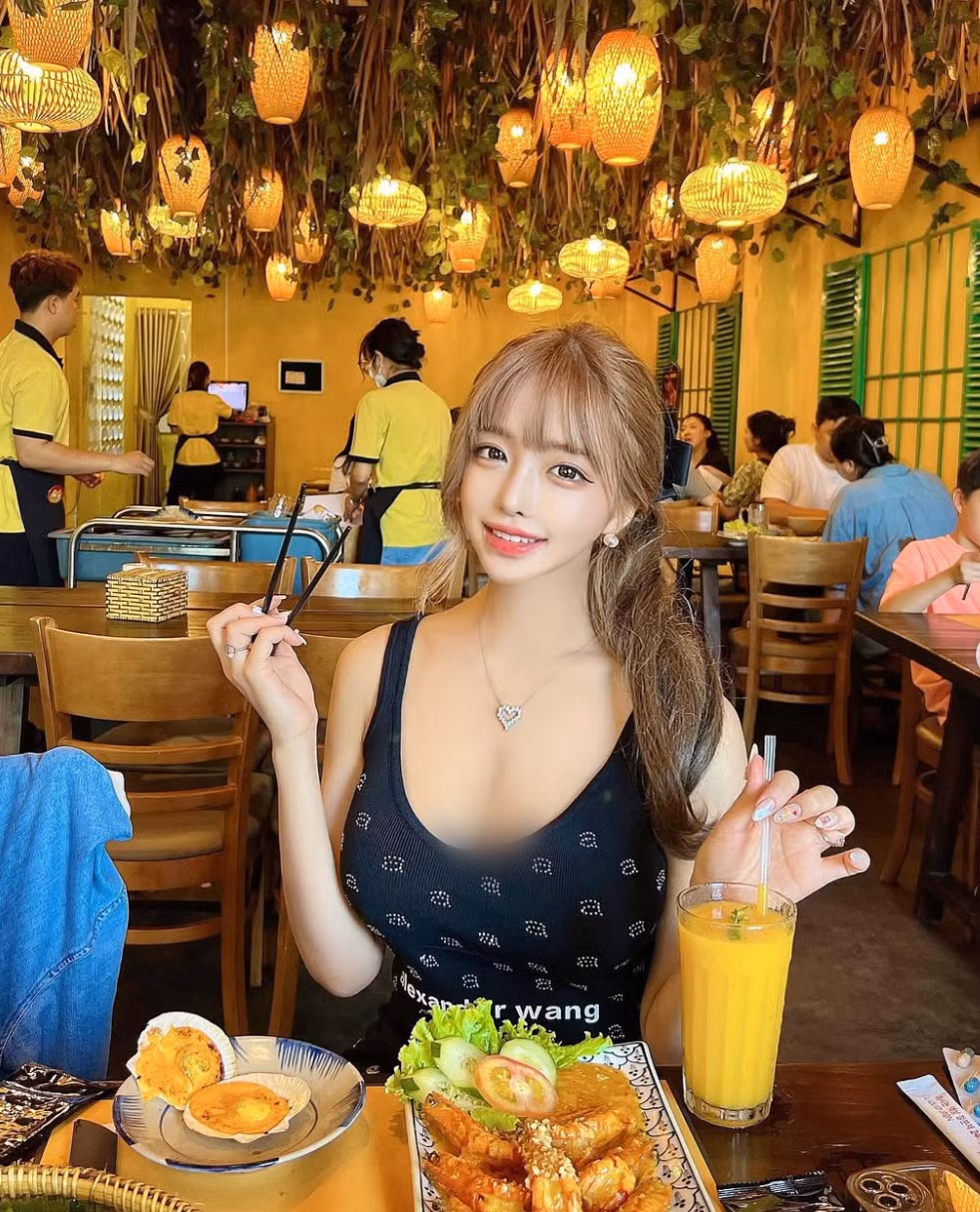 Cô nàng diện gợi cảm khi đi ăn uống. Ảnh: IGNV