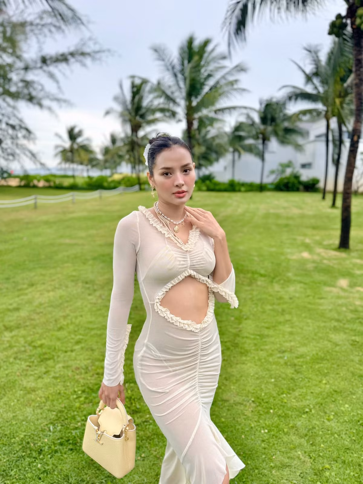 Phương Trinh Jolie đăng ảnh bầu, cô chia sẻ: "Là một người phụ nữ độc lập, đừng suy nghĩ trở thành một nàng công chúa được hoàng tử tới đón. Hãy tự mình trở thành 1 nữ hoàng". Ảnh: FB Phương Trinh Jolie
