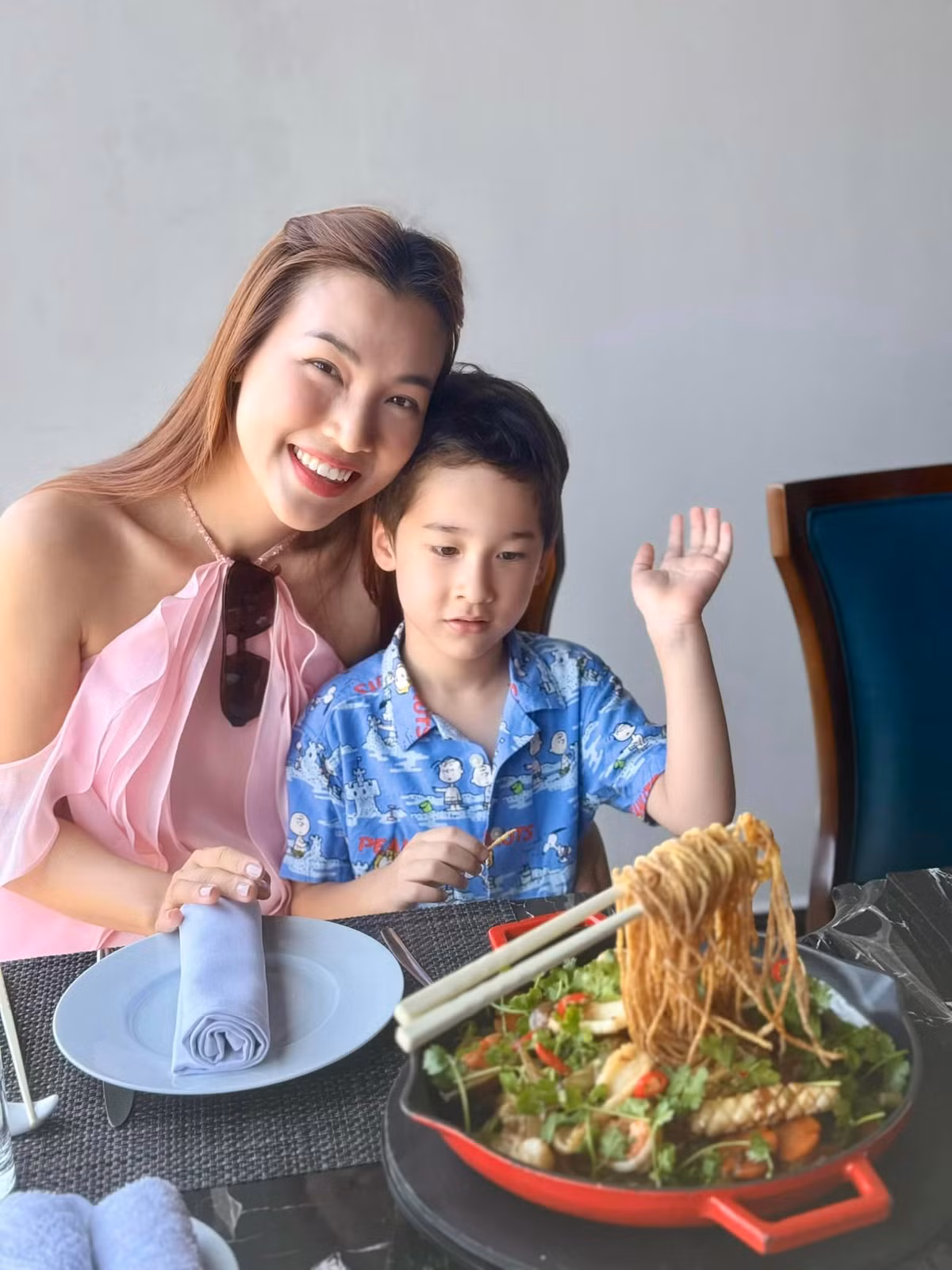 MC Hoàng Oanh thích thú khi lần đầu cho con trai trải nghiệm món mì bay. Ảnh: FB Vu Ngoc Hoang Oanh
