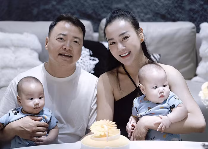 Ngày 23/9, Phương Oanh đăng ảnh mừng sinh nhật mình tròn 35 tuổi. Nữ diễn viên cùng chồng và hai con thổi nến mừng tuổi mới. (Ảnh: FB Phương Oanh)