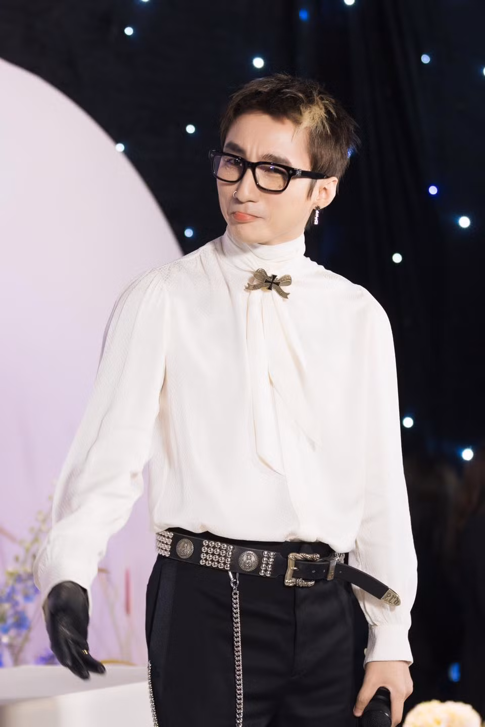 Sơn Tùng xuất hiện bảnh bao như hoàng tử tại buổi fansign SKYMEET. Đây là sự kiện giới hạn với 120 fan may mắn có cơ hội được gặp gỡ trực tiếp, giao lưu và ký tặng với Sơn Tùng.