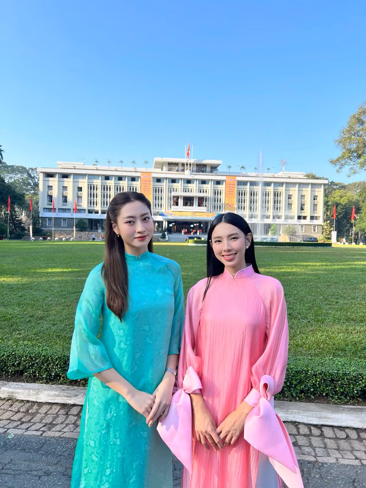 Hoa hậu Thùy Tiên diện áo dài khoe sắc bên đàn em Lương Thùy Linh. Ảnh: FB Nguyễn Thúc Thùy Tiên