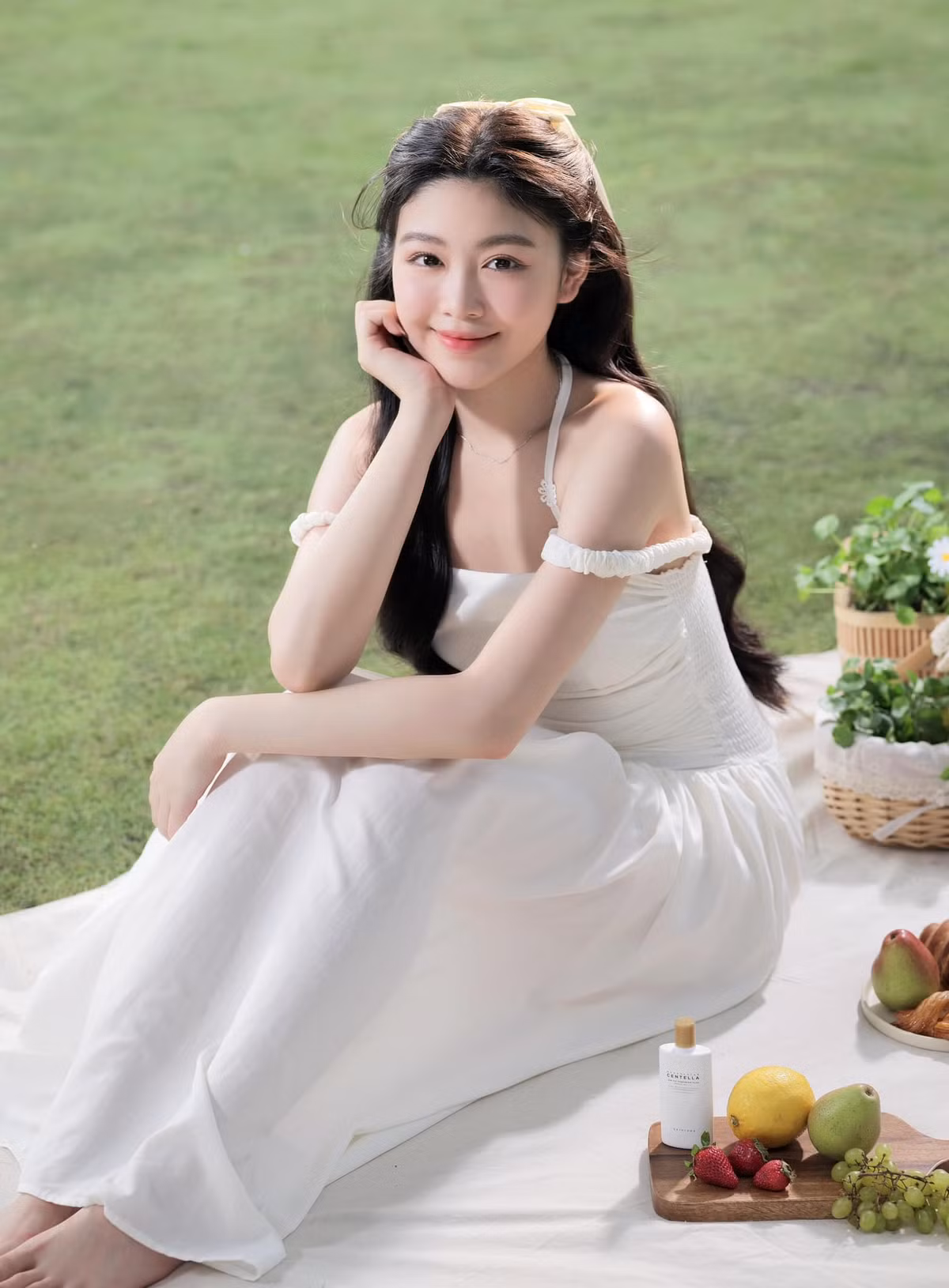 Đôi mắt to tròn, long lanh, sống mũi cao thanh thoát và làn da trắng hồng mịn màng là những nét nổi bật trên gương mặt của con gái MC Quyền Linh. Ảnh: FB Mai Thảo Linh