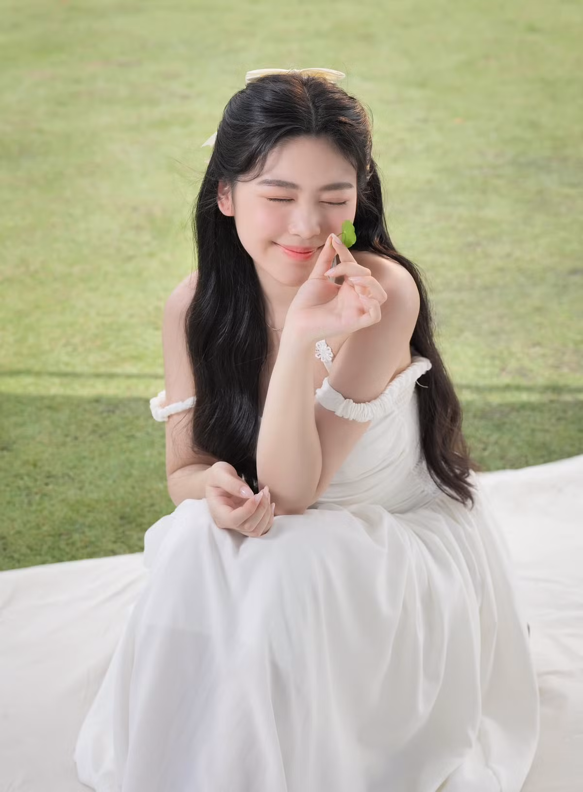 Mai Thảo Linh sở hữu vẻ đẹp dịu dàng, thanh tú, được nhiều người nhận xét là thừa hưởng nét đẹp của mẹ. Ảnh: FB Mai Thảo Linh