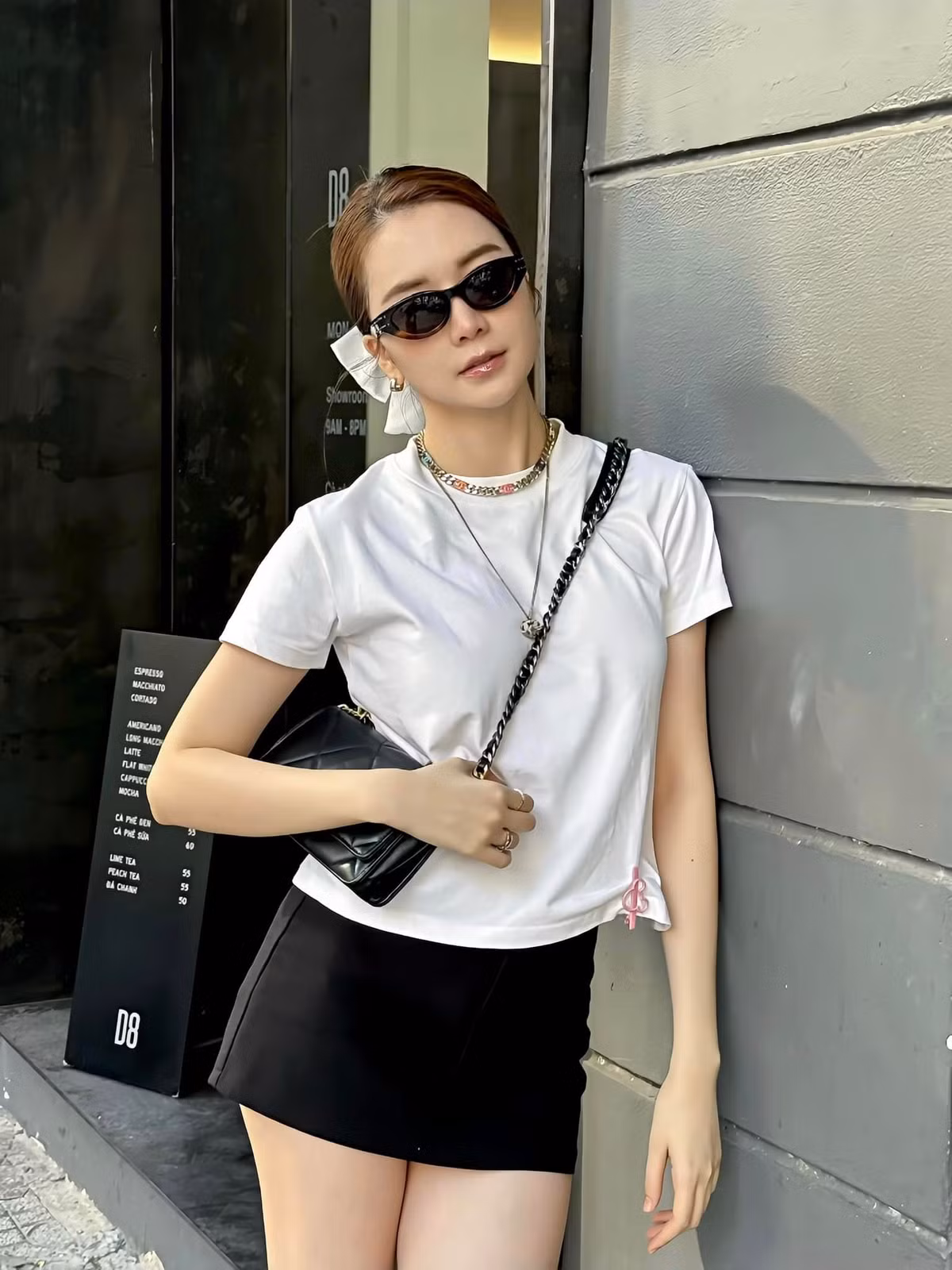 Chị gái Thiều Bảo Trâm sở hữu tủ đồ với loạt chân váy và quần ngắn cũn.