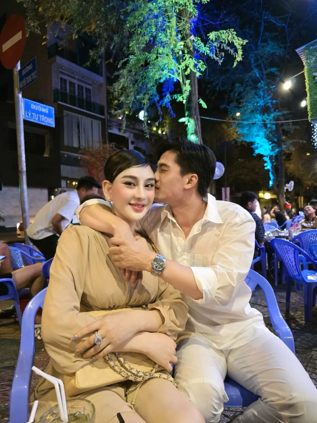 Lâm Khánh Chi đăng ảnh được "bạn trai" hôn má, nói lời mật ngọt.