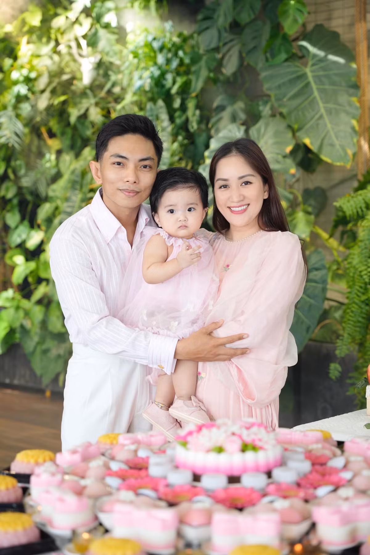 Vợ chồng Phan Hiển - Khánh Thi làm tiệc thôi nôi cho con gái út Lisa Thuỳ Linh. Ảnh: FB Khanh Thi Phan Hien