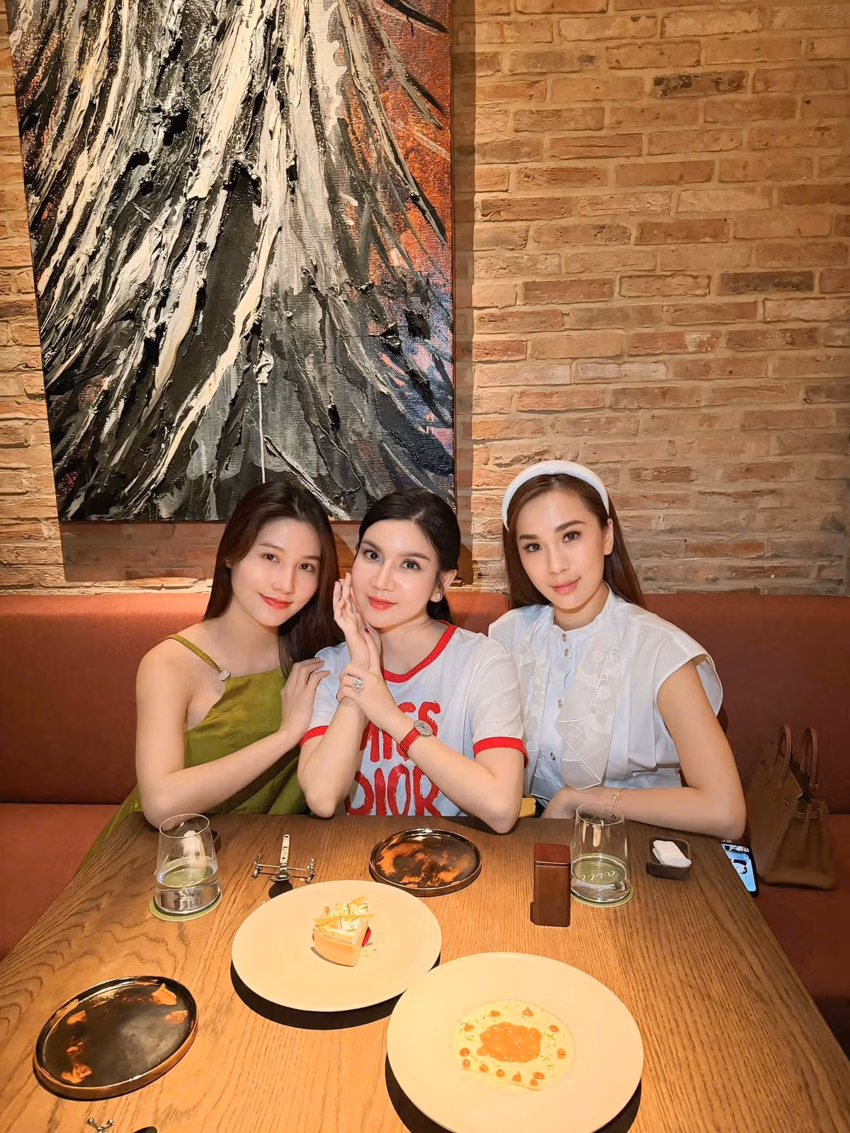 Diễm My 9x hẹn hò ăn uống cùng nhóm bạn. Ảnh: FB Diem My