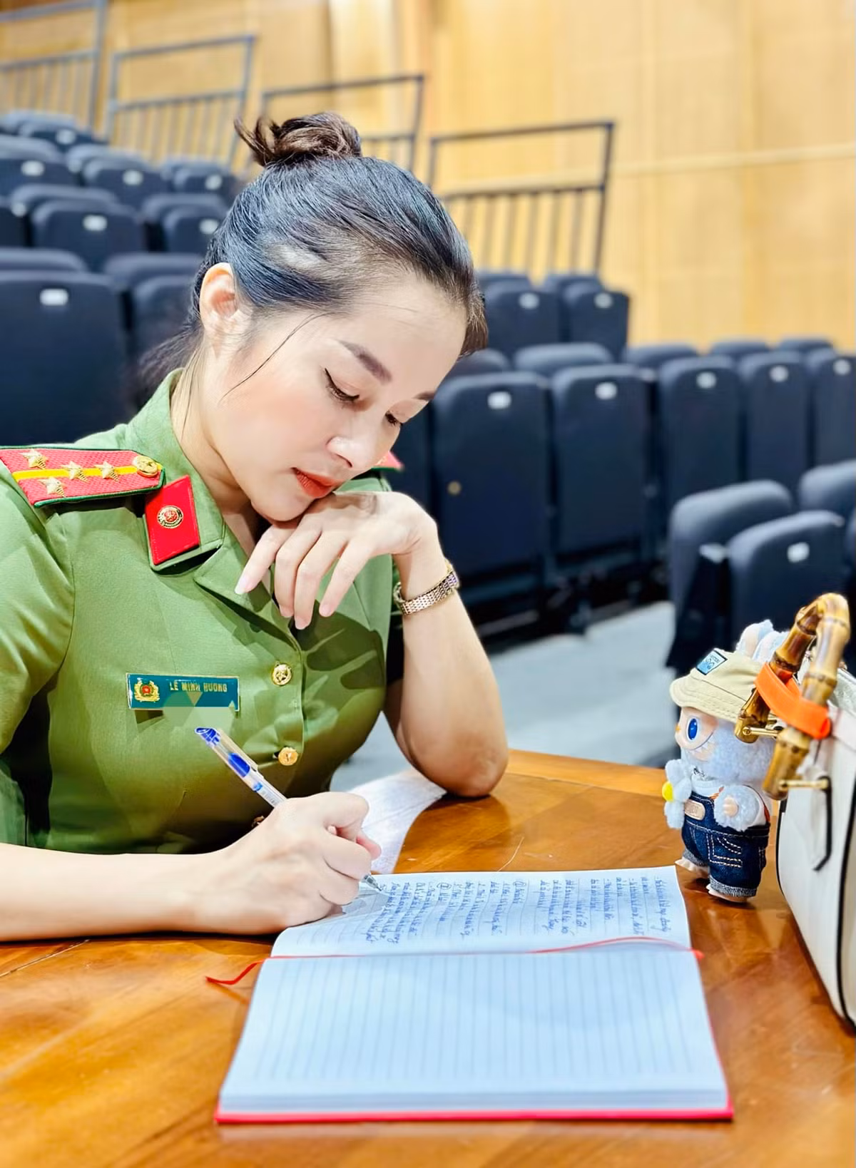 MC, diễn viên Lê Minh Hương chăm chỉ làm việc. Ảnh: FB Le Minh Huong