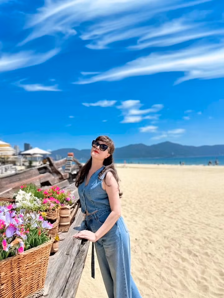 Ở tuổi U50, nghệ sĩ Vân Dung rất trẻ trung: "Trời xanh xanh, váy xanh xanh. Dịu dàng đứng giữa mong manh cuộc đời. Mấy khi có phút thảnh thơi. Bỏ hết phiền muộn, rong chơi tháng ngày". Ảnh: FB Vân Dung