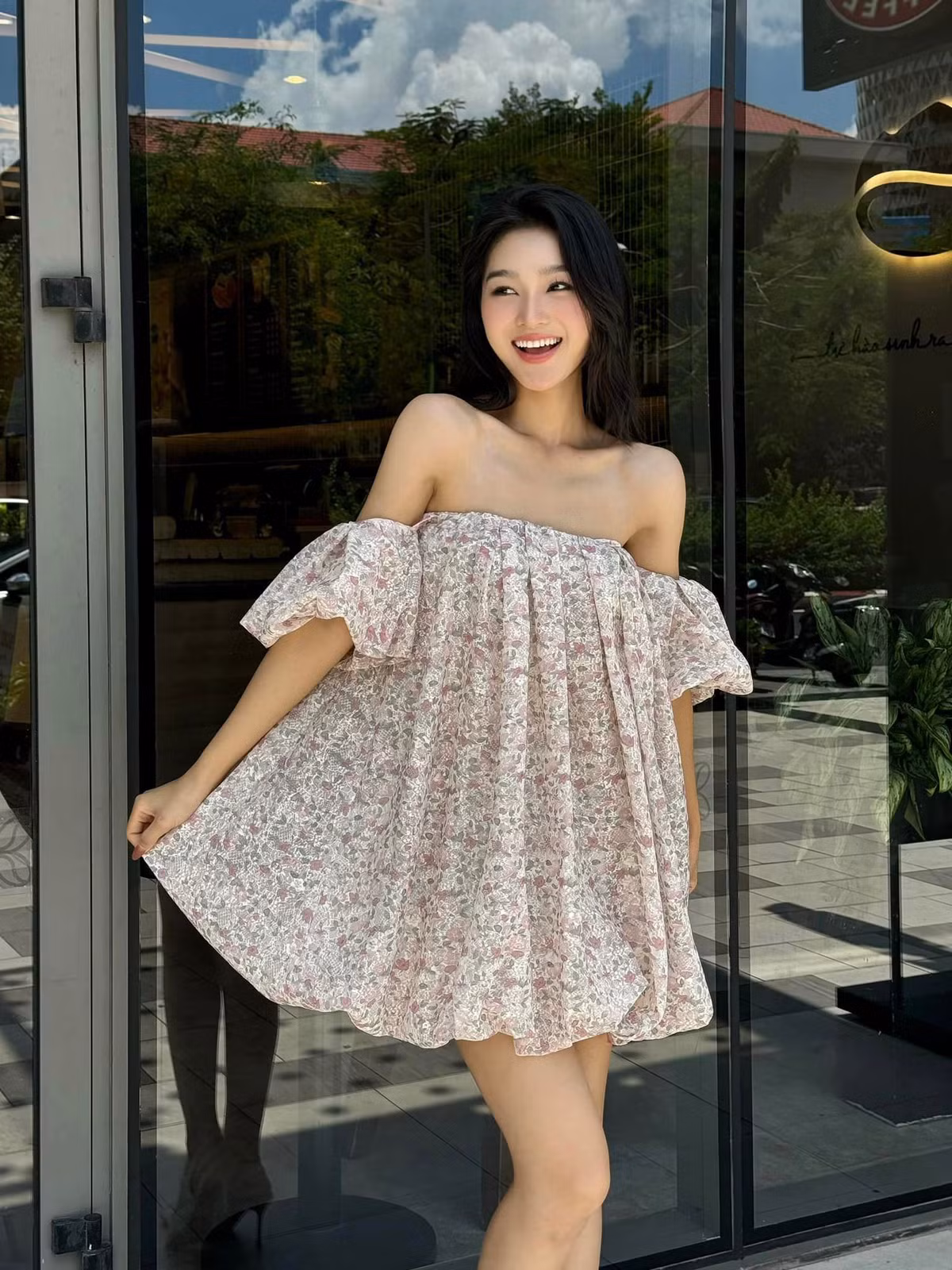 Diễn viên Cù Thị Trà khoe vai trần quyến rũ. Ảnh: FB Cù Thị Trà
