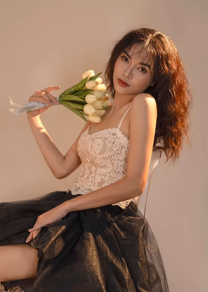 Ở bộ phim lần này, Anh Đào thủ vai nữ chính Phương - cô gái luôn bận rộn với cuộc sống mưu sinh đến nỗi không còn thời gian cho việc tìm hiểu và yêu đương bất kỳ ai. Tuy nhiên, cô đã tình cờ gặp Huy (Đình Tú thủ vai) - một chàng trai mang trên vai áp lực lập gia đình - tại một buổi tiệc và cả hai quyết định hợp tác đóng giả làm người yêu.