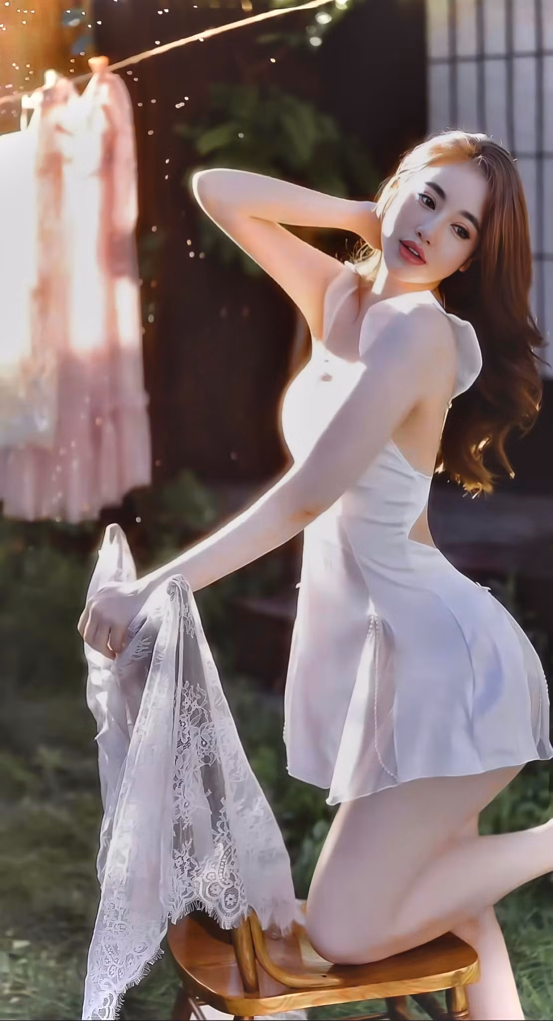 Nhờ vóc dáng đẹp và làn da trắng sáng, nữ diễn viên Elly Trần dường như mặc gì cũng đẹp. Ảnh: FBNV