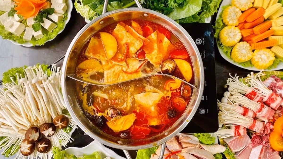 Lẩu là món ăn được nhiều người yêu thích, nhất là trong thời tiết lạnh. Chỉ với nồi nước dùng và một số loại rau, củ, thịt, hải sản là bạn đã có ngay một nồi lẩu chất lượng. Ảnh Internet
