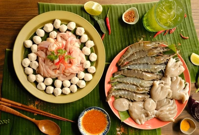  Phụ nữ mang thai: Theo chuyên gia dinh dưỡng, mặc dù món lẩu không gây hại cho bà bầu, tuy nhiên do thói quen nhiều người nhúng thức ăn qua loa, ăn thịt tái khi ăn lẩu dẫn đến nguy cơ nhiễm các bệnh về ký sinh trùng. Bên cạnh đó, phụ nữ mang thai sức đề kháng yếu đi, việc nhiễm sán hay ký sinh trùng sẽ ảnh hưởng đến sức khỏe cả mẹ lẫn bé. Ảnh Internet