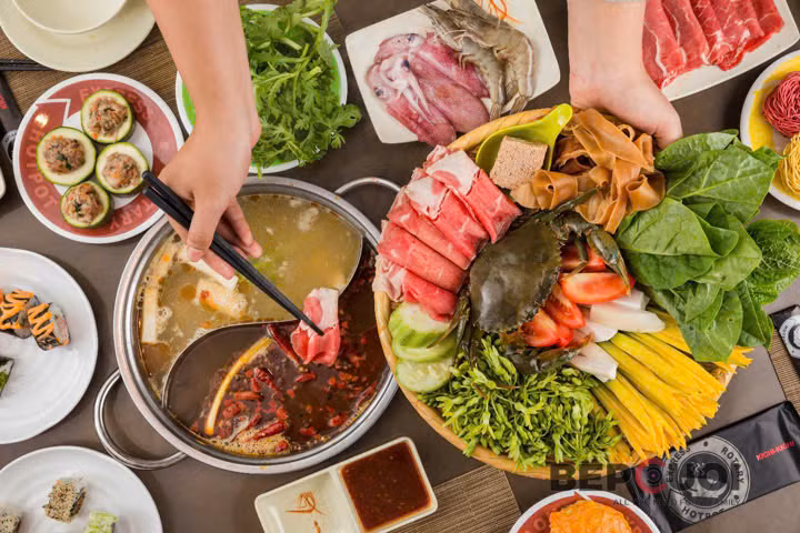  Người bị viêm họng mãn tính, mắc bệnh ngoài da, bệnh trĩ, nứt hậu môn,..., cũng nên hạn chế ăn lẩu cay vì có thể làm tình trạng bệnh nghiêm trọng hơn. Ảnh Internet