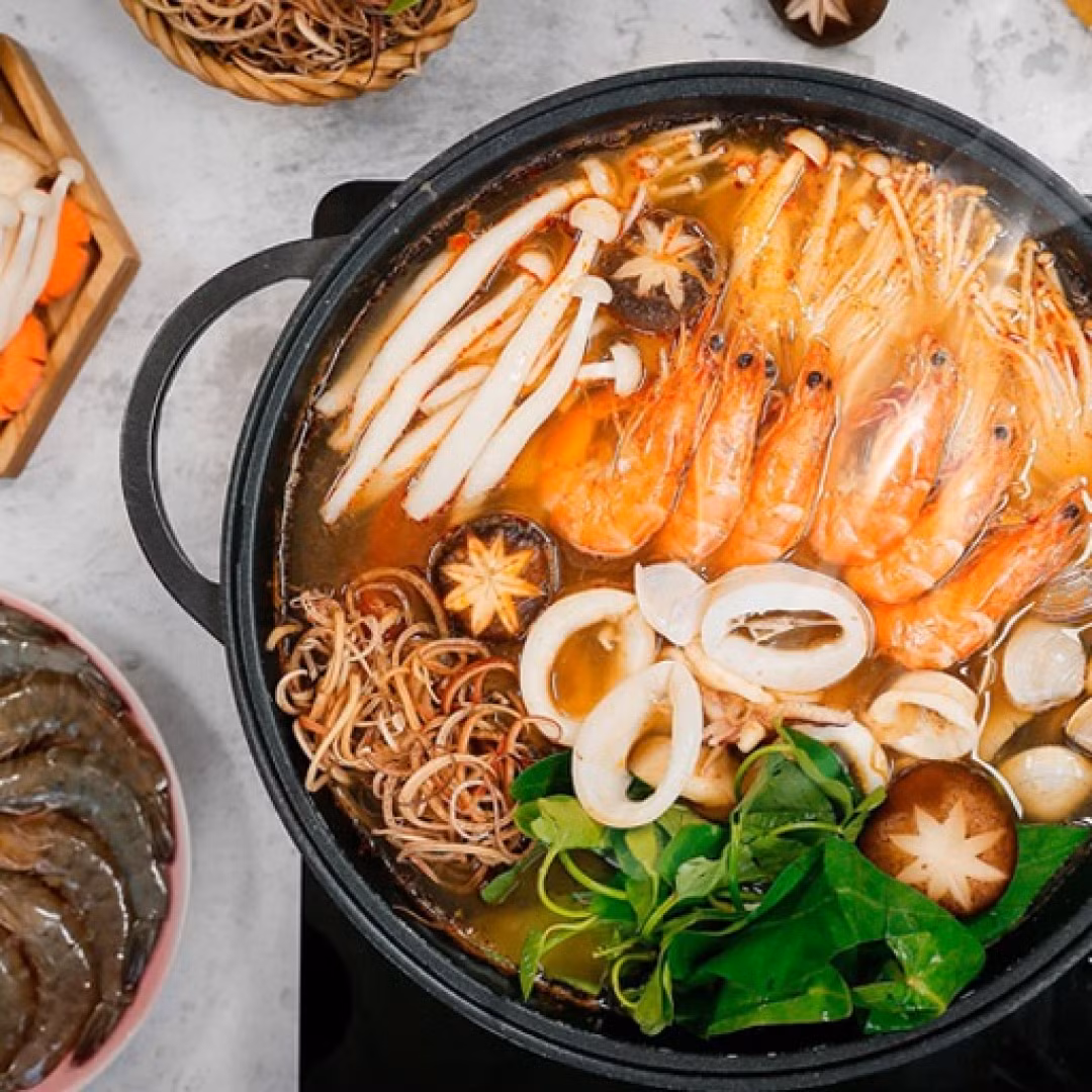  Người bị bệnh gout cần hạn chế ăn lẩu hải sản. Bởi hải sản, nội tạng động vật, nước dùng đậm đặc từ xương... chứa nhiều purin. Purin khi vào cơ thể sẽ chuyển hóa thành acid uric, làm tăng nguy cơ lắng đọng tinh thể urat tại các khớp, gây cơn gút cấp, sưng đau, viêm khớp. Ảnh Internet