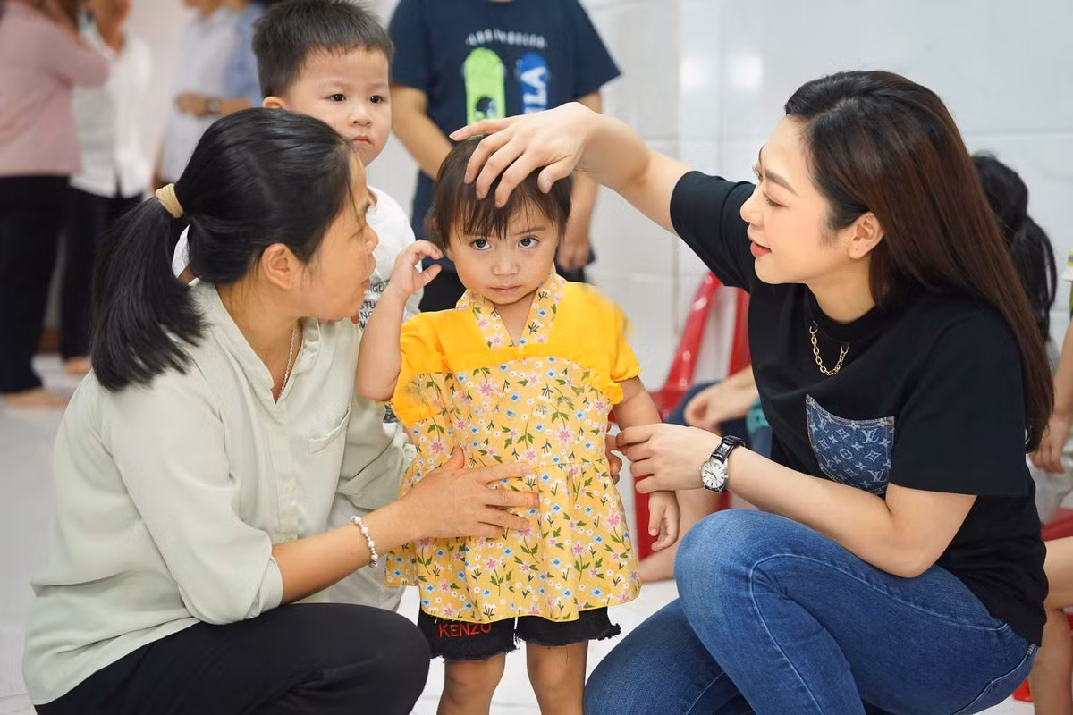 Hà Thanh Xuân đi từ thiện, thăm các em nhỏ kém may mắn. Từ sau cuộc hôn nhân chóng vánh với "Vua cá Koi", tên tuổi nữ ca sĩ được khán giả quan tâm, chú ý. Ảnh: FB Hà Thanh Xuân
