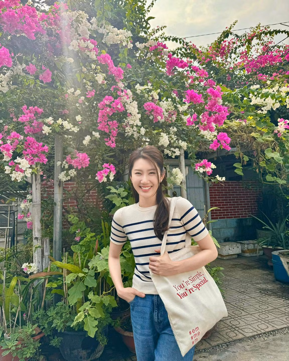 Trên trang mạng xã hội cá nhân, Thúy Ngân thường xuyên chia sẻ những hình ảnh của mình trong các bộ cánh thời thượng, bắt kịp xu hướng.