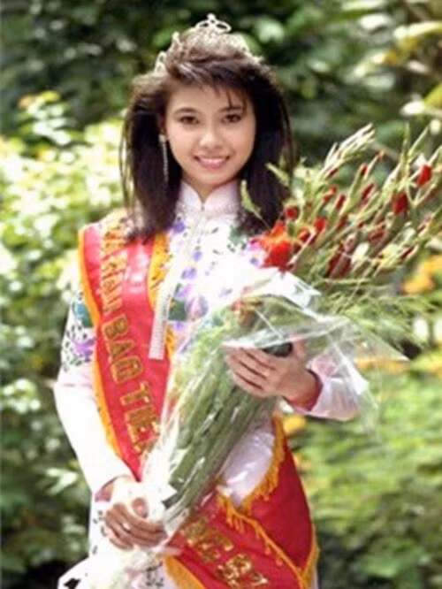 Nàng hậu Hà Kiều Anh cũng có xuất thân "trâm anh thế phiệt" gây chú ý không kém. Người đẹp đăng quang Hoa hậu toàn quốc báo Tiền Phong lần thứ 3 năm 1992 khi chỉ mới 16 tuổi và trở thành người chiến thắng nhỏ tuổi nhất trong lịch sử cuộc thi. Ảnh: Báo Phụ nữ Thủ đô