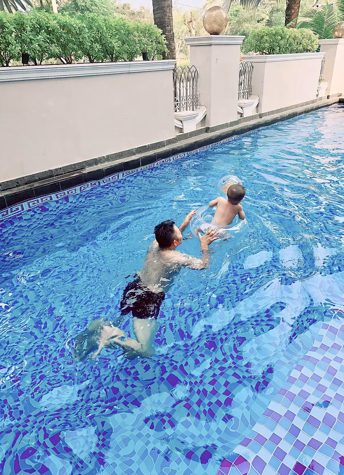 Nhà có bể bơi riêng, Bảo Thy không thích mùi clo, chồng đại gia sẵn sàng thay thành nước biển. Ảnh: FBNV