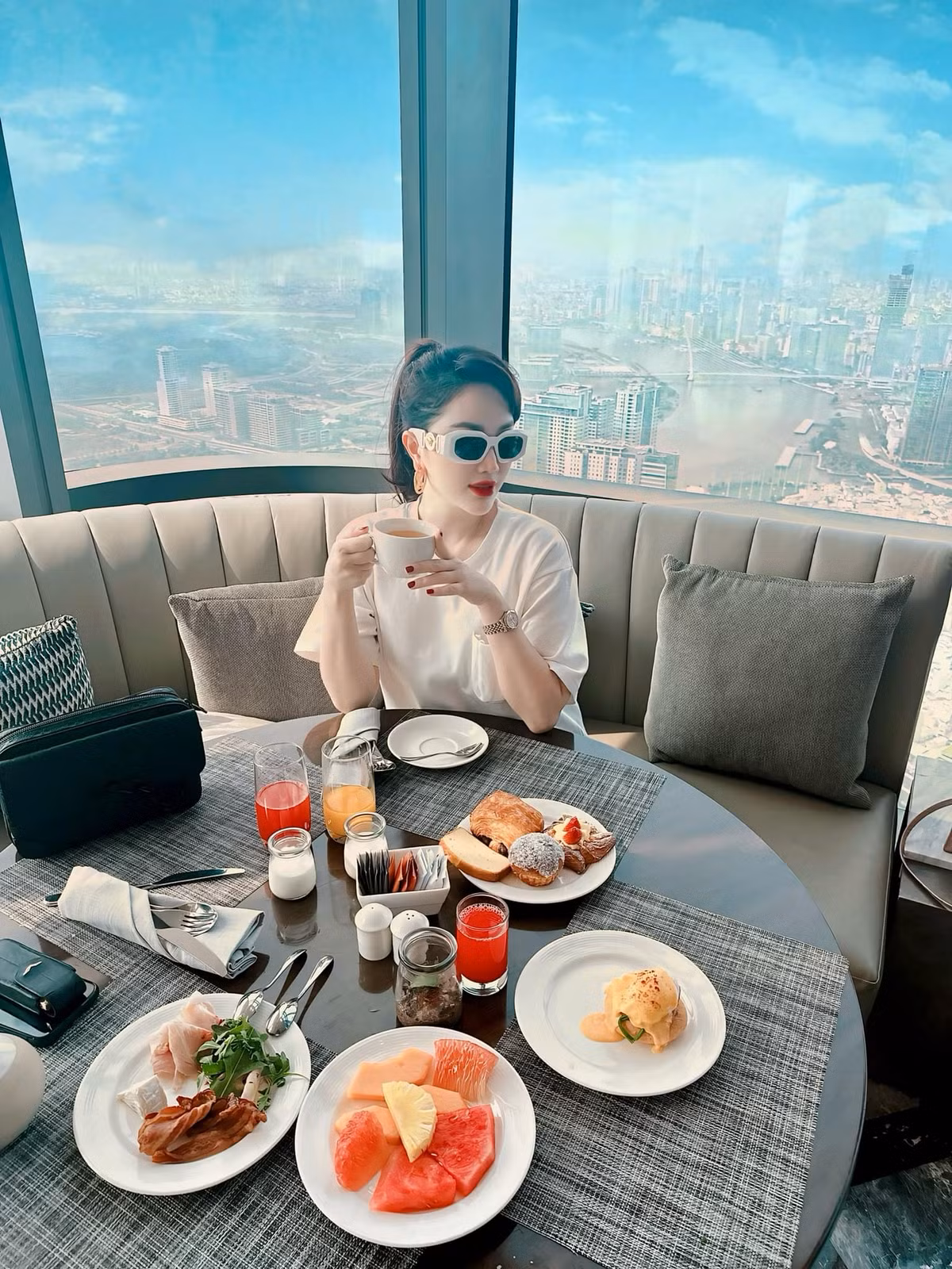 Bảo Thy được chồng cưng chiều hết mực. Ảnh: FBNV
