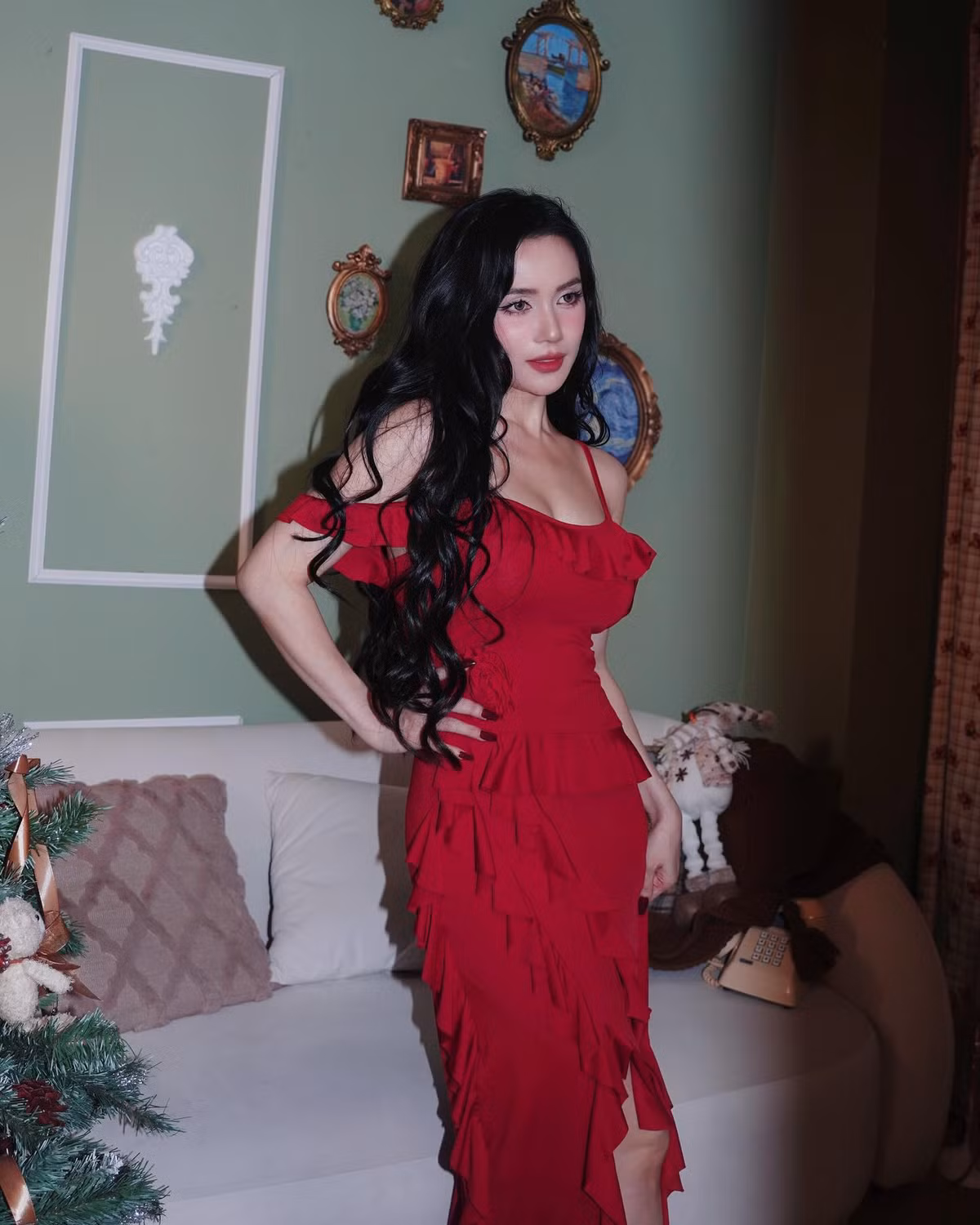 Còn về Sĩ Thanh, hiện tại cô đang độc thân, trước đó vướng tin đồn hẹn hò diễn viên Trung Huy. Ảnh: FB Sĩ Thanh