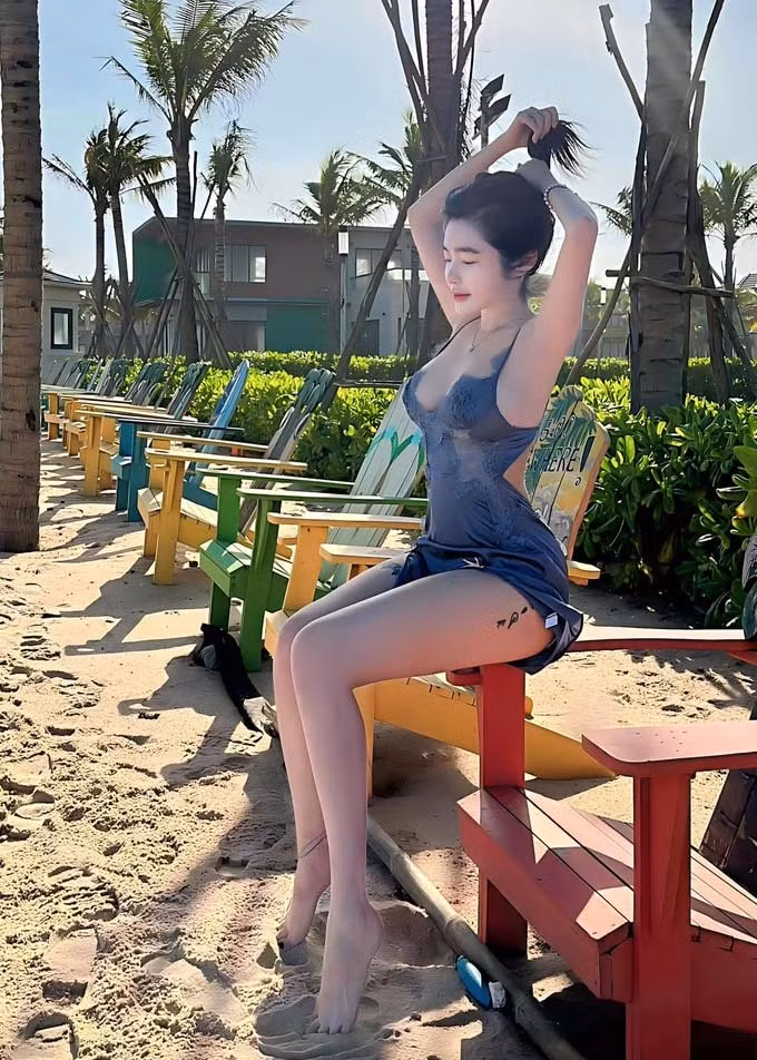Có những khi người đẹp sinh năm 1987 khiến nhiều người ngỡ ngàng vì cách cô tạo dáng chụp ảnh quá táo bạo. (Ảnh: FB Elly Trần)