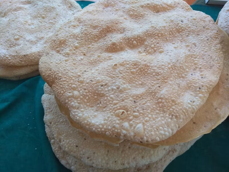 Bánh tráng ở Quảng Ngãi được chế biến từ bột gạo và mè nguyên chất, được thu hoạch từ những hạt lúa do người dân ở đây cấy trồng. Khi thưởng thức món ăn đặc sản Quảng Ngãi này, bạn sẽ cảm nhận được hương vị thơm ngon, độ giòn và tan trong miệng.