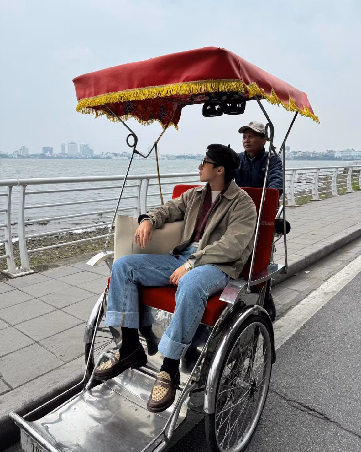 Sơn Tùng M-TP đăng ảnh đi dạo hồ Tây bằng xích lô.
