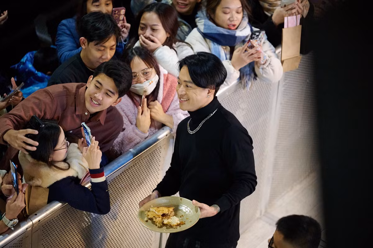 Tuấn Hưng mời fan xôi gà. Ảnh: FB Tuấn Hưng
