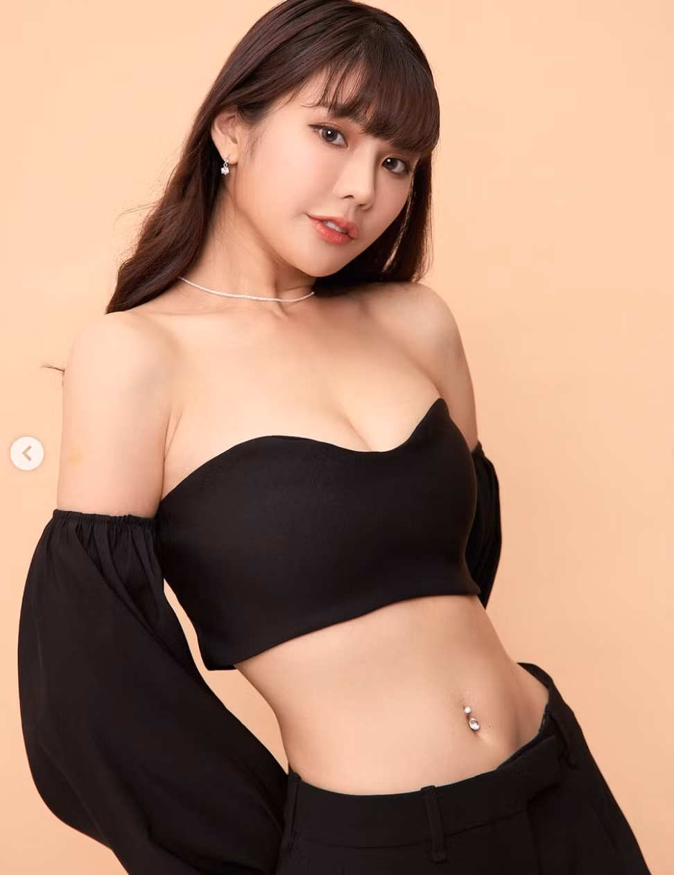 Cô không chỉ sở hữu vẻ đẹp hình thể hoàn hảo mà còn có gu thời trang sành điệu.