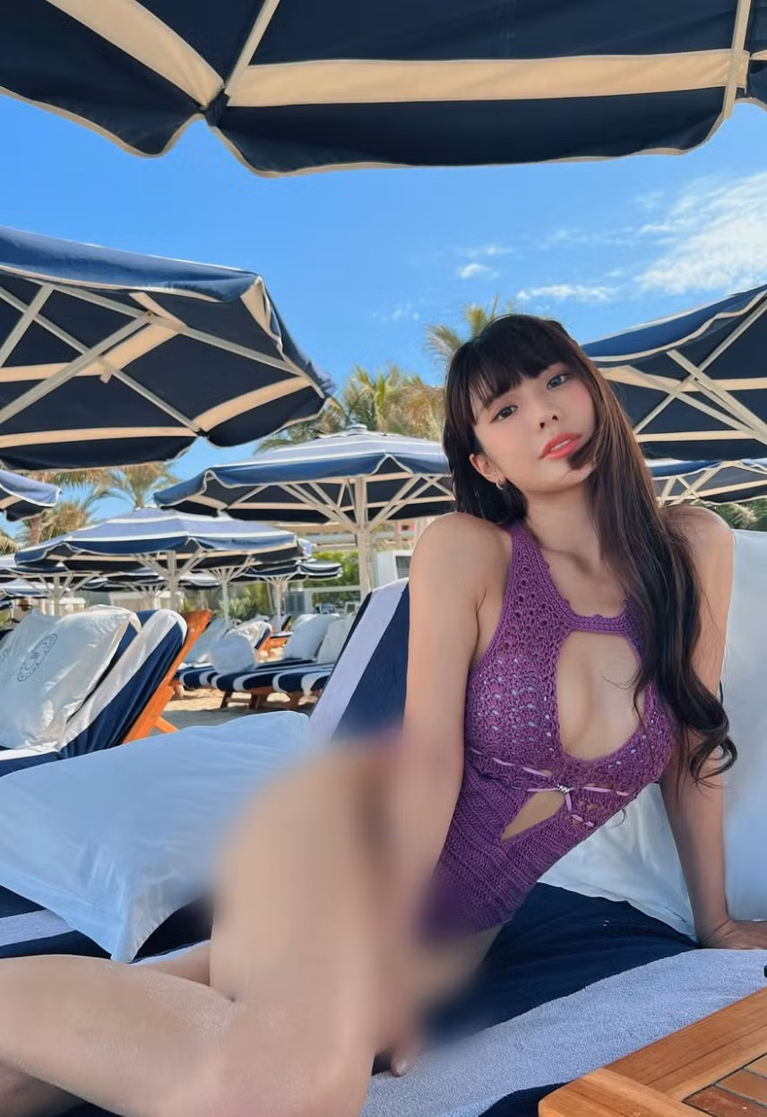 Điểm nhấn của bộ trang phục gợi cảm này chính là phần đan lưới tinh tế, vừa tạo cảm giác quyến rũ, vừa mang đến sự thanh lịch, sang trọng.