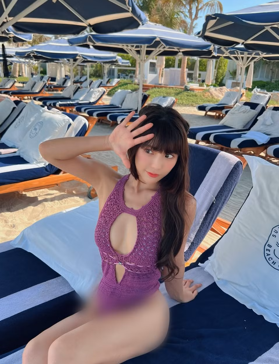 Việc Lâm Nghệ Trinh lựa chọn bikini lưới không chỉ đơn thuần để khoe dáng mà còn thể hiện sự am hiểu về xu hướng thời trang.