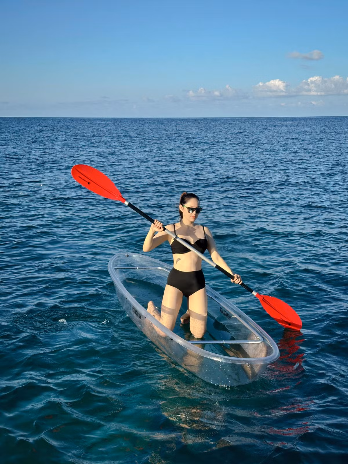 Trong chuyến du lịch này, nữ ca sĩ Minh Hằng lựa chọn những bộ bikini có thiết kế đơn giản nhưng vẫn tôn lên được tối đa vẻ đẹp hình thể của mình.
