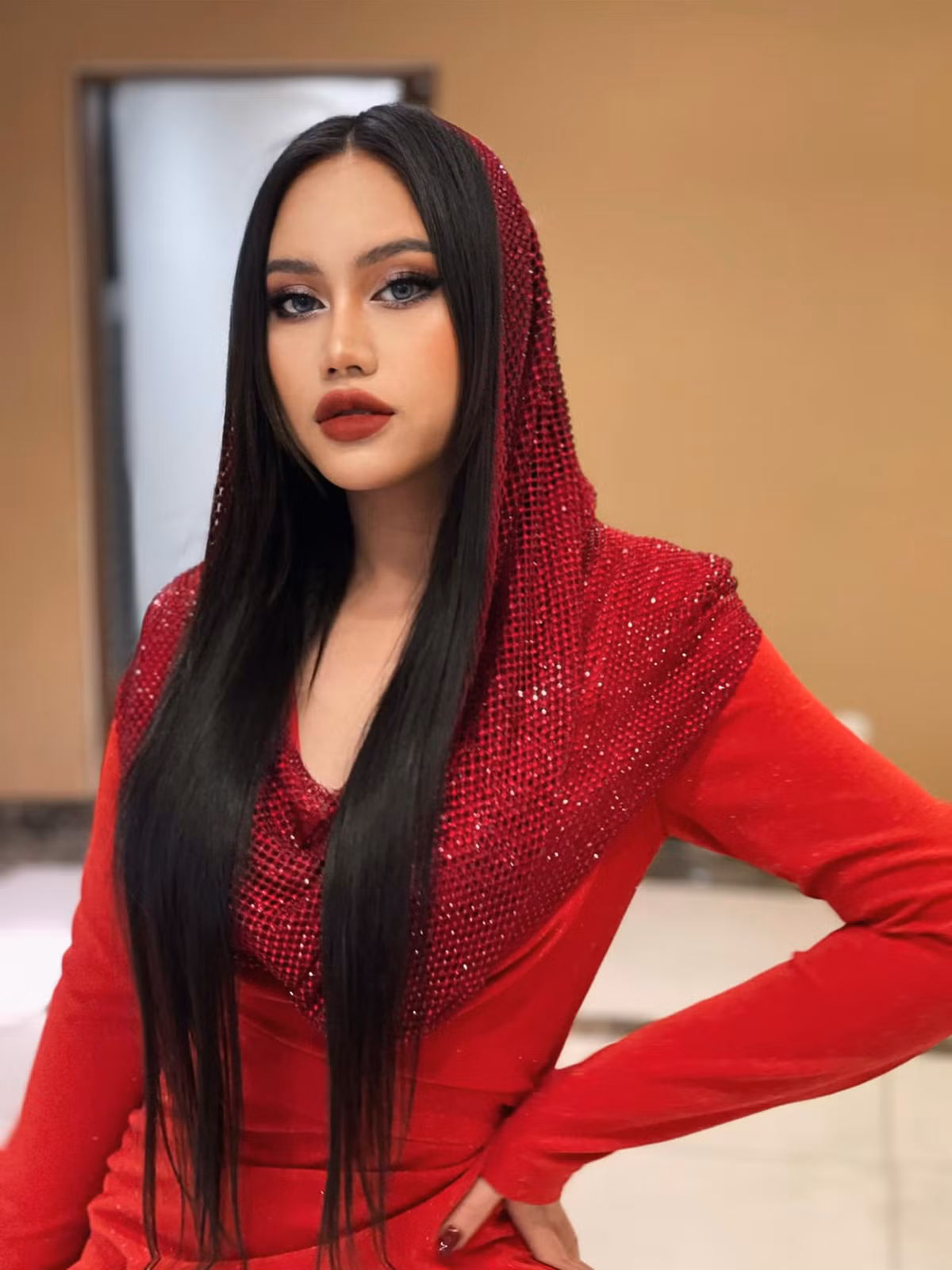 Sự cá tính của Sofia thể hiện ở cả âm nhạc và phong cách thời trang.