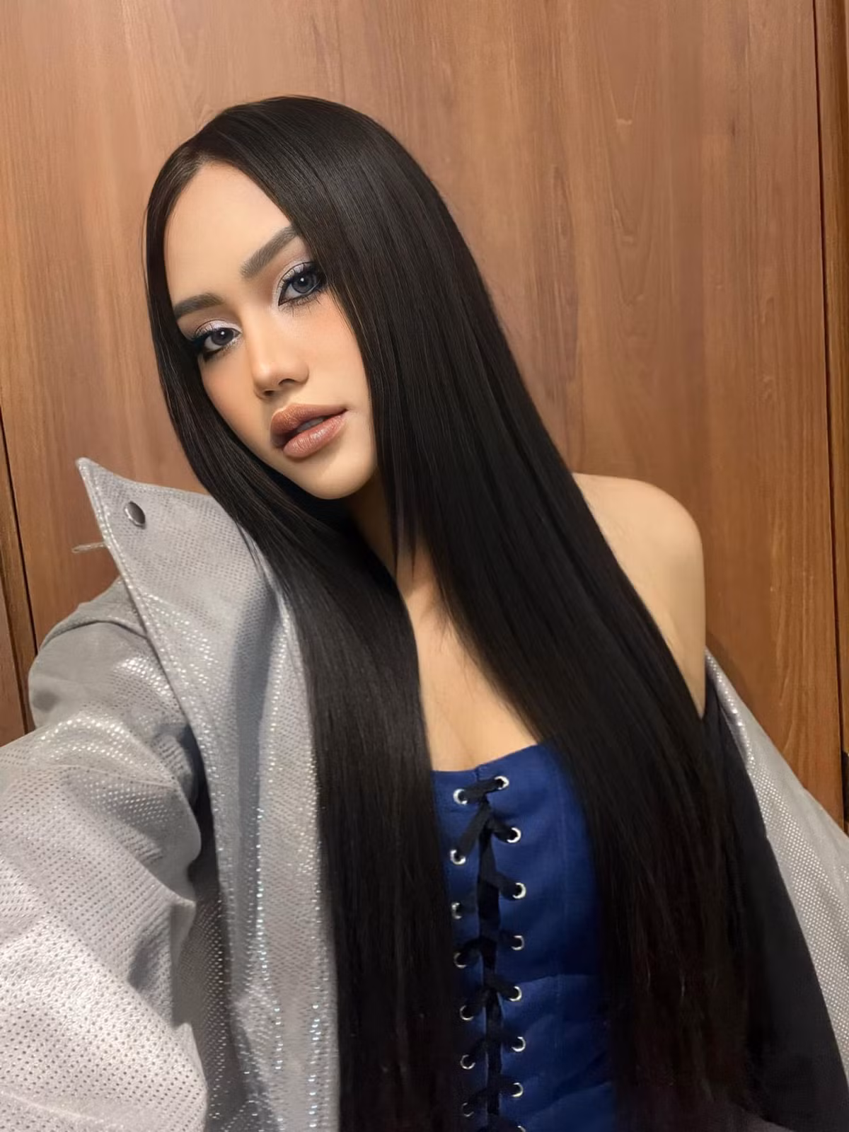 Sofia tên thật là Đan Trang, thuộc thế hệ gen Z, sinh năm 2000, là con gái cố nghệ sĩ Kim Loan.