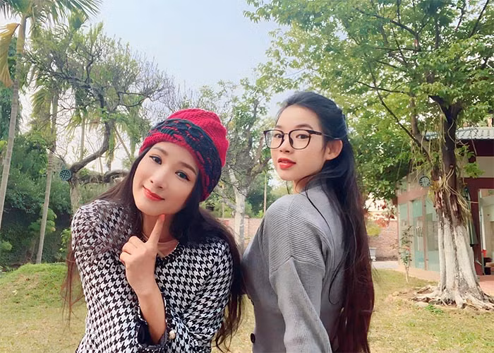 Nữ nghệ sĩ sinh năm 1969 được khen trẻ như chị của con gái khi hai mẹ con chụp ảnh chung. (Ảnh: FBNV)