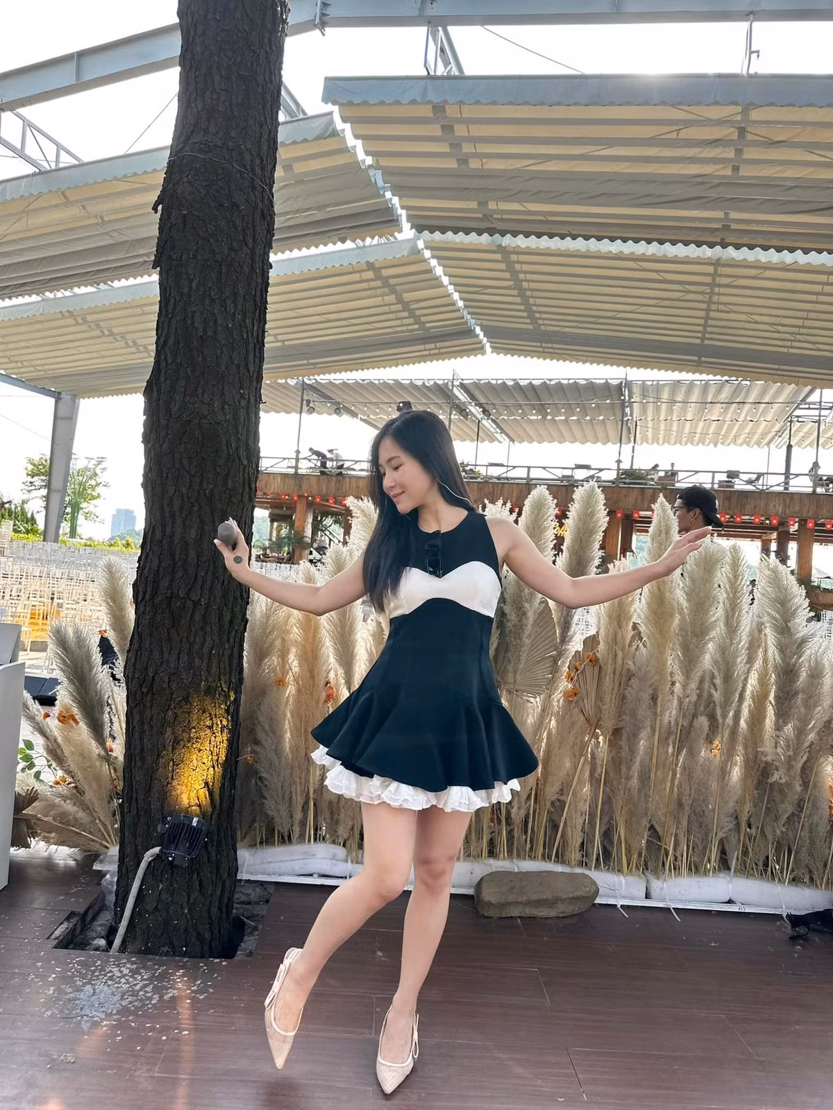 Ca sĩ Hương Tràm làm việc năng suất trước nghỉ lễ. Ảnh: FB Hương Tràm Phạm