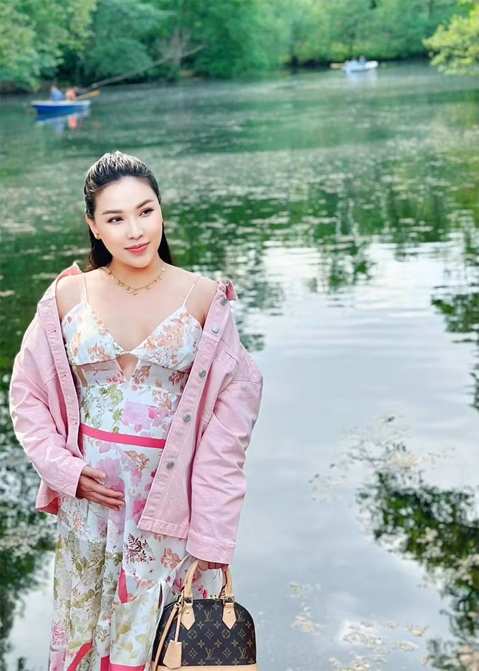 Sau ồn ào tình ái, Quỳnh Thư liên tục úp mở việc mình đã có bạn trai và chuẩn bị sang nước ngoài định cư. (Ảnh: FB Quỳnh Thư)