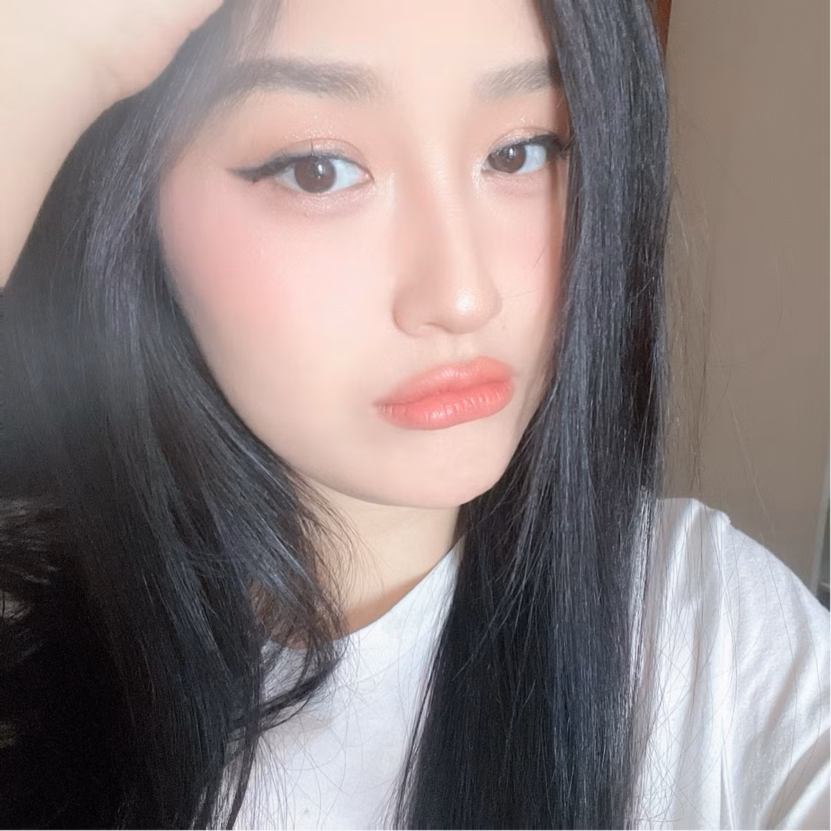 Hoa hậu Mai Phương Thúy "vẽ mắt mèo đủ nhọn để anh yêu em".